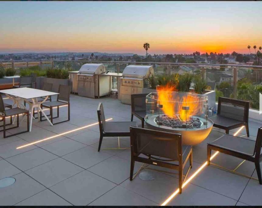 Appartamento Relax On Wilshire With A View Los Angeles Esterno foto